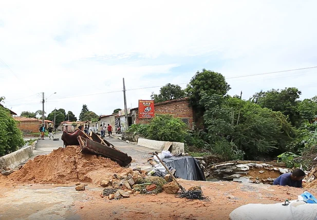 Alça de acesso a ponte desaba no bairro Dirceu em Teresina