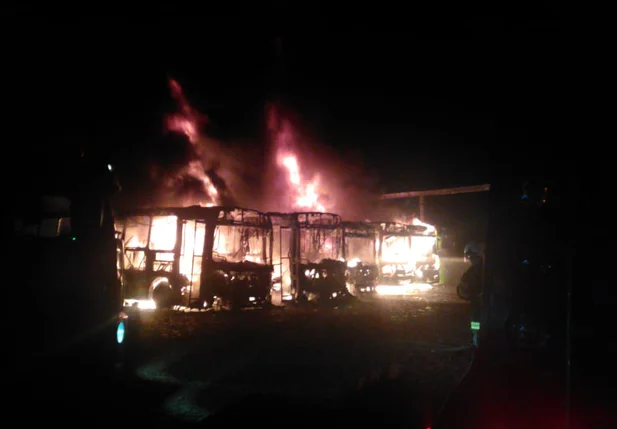 Ônibus pegam fogo na garagem da Taguatur em Teresina