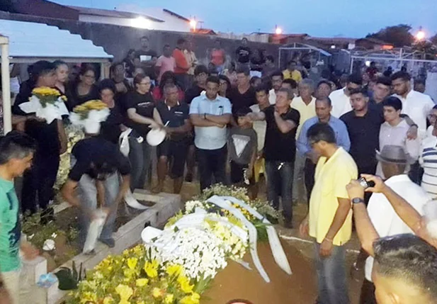 Familiares clamam por justiça no enterro de Rayron Holanda