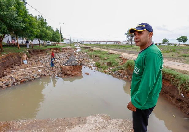 Morador convida Firmino para banhar em lama no Torquato Neto