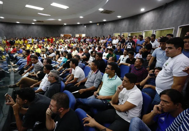 Motoristas do Uber protestam após aprovação da "Lei do Uber"