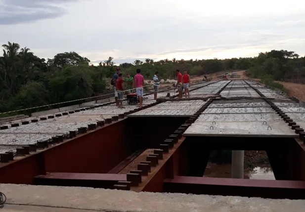 Moradores assumem obra da ponte da Gameleira em Beneditinos