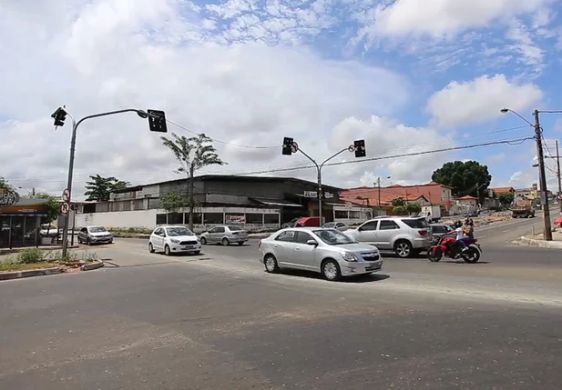Motoristas pedem nova sinalização na Avenida Celso Pinheiro