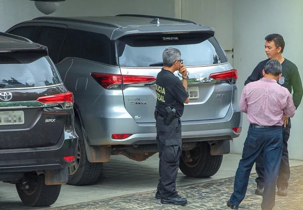 PF aguarda chegada de chaveiro na mansão de Ciro Nogueira