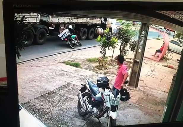 Motociclista morre atropelado na Avenida Centenário