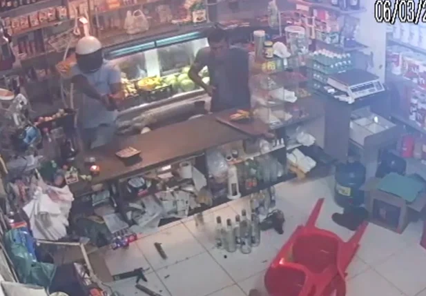 Câmera flagra momento em que comerciante é baleado