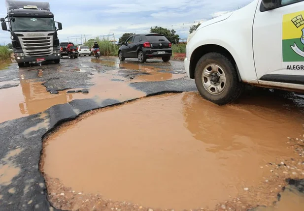 Crateras tomam conta da BR 316 em Teresina após chuvas
