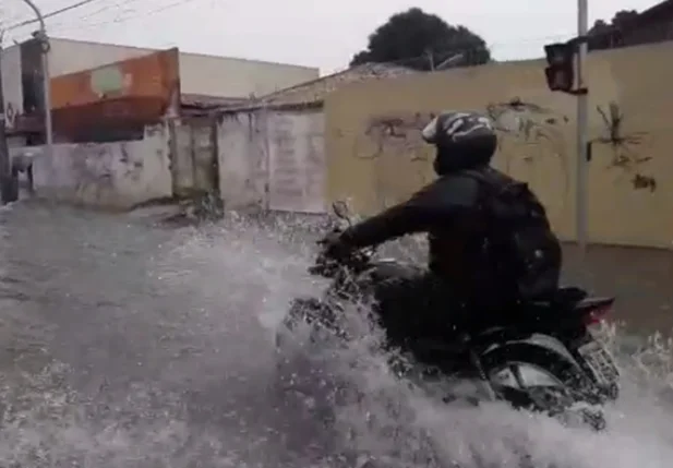 Avenida Presidente Kennedy fica alagada após chuva