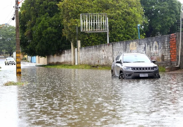 Veículo fica ilhado após chuva na zona leste de Teresina