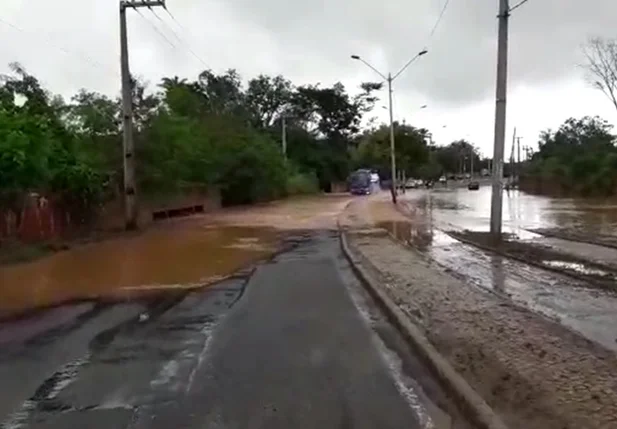 Chuva volta a causas transtornos na Avenida Kennedy