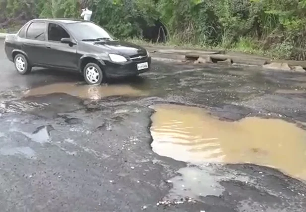 Avenida Josué de Moura Santos fica quase intrafegável