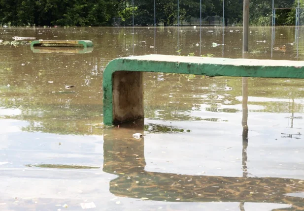 Rio Poti invade ruas na zona norte de Teresina