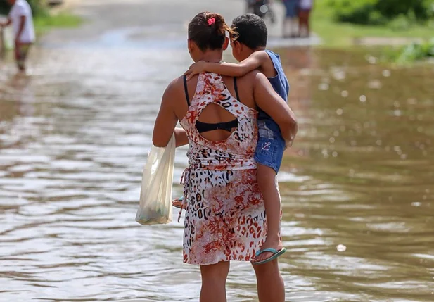 Moradores relatam drama após terem casas alagadas