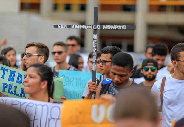 Alunos e professores da UESPI realizam ato em Teresina