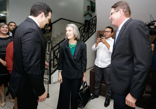 Ministra Cármen Lúcia recebe homenagem em Teresina