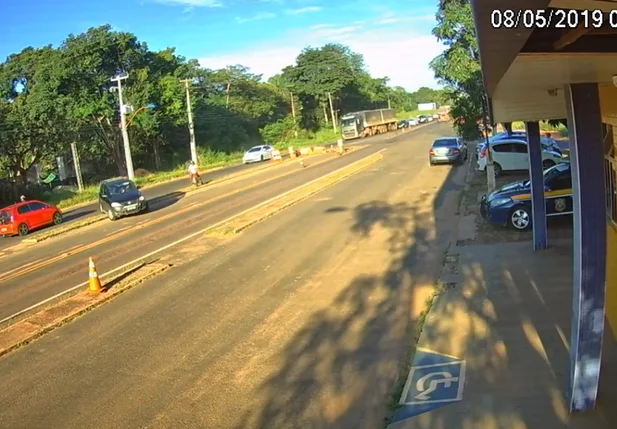 Câmera de segurança flagra fuga de ladrões de banco na BR 343