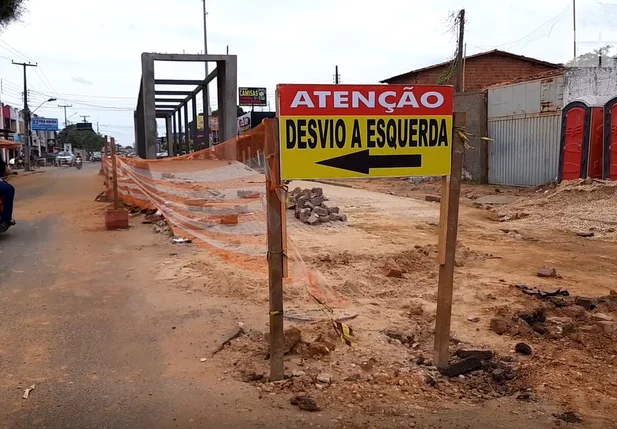 Comerciantes têm prejuízos com obra da Strans na Rua Rui Barbosa