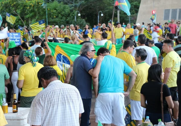 Manifestantes realizam ato pró-Bolsonaro em Teresina