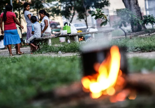 Mais 28 venezuelanos chegam a Teresina e se abrigam em praça