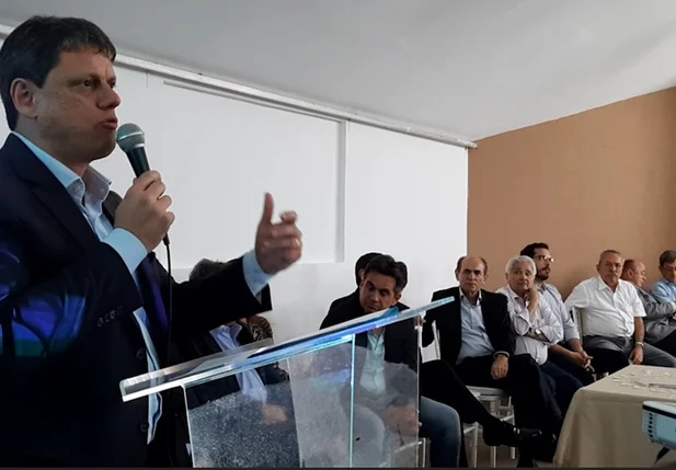 Tarcísio Freitas assina ordem de serviço para obra no Piauí