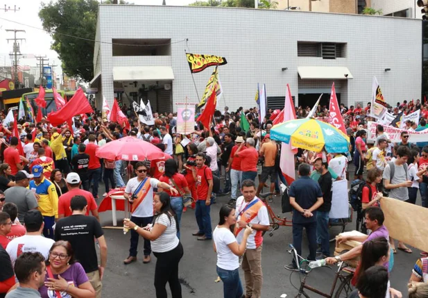 Manifestantes realizam ato contra Previdência em Teresina
