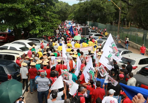 Manifestantes realizam passeata na Avenida Maranhão