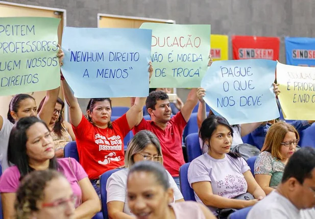 Professores realizam manifestação na Câmara de Teresina