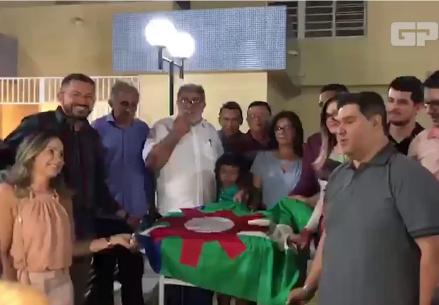 Padre Walmir inaugura praça Josino Ferreira em Picos