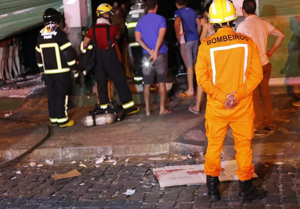 Incêndio atinge loja de confecções no centro de Teresina