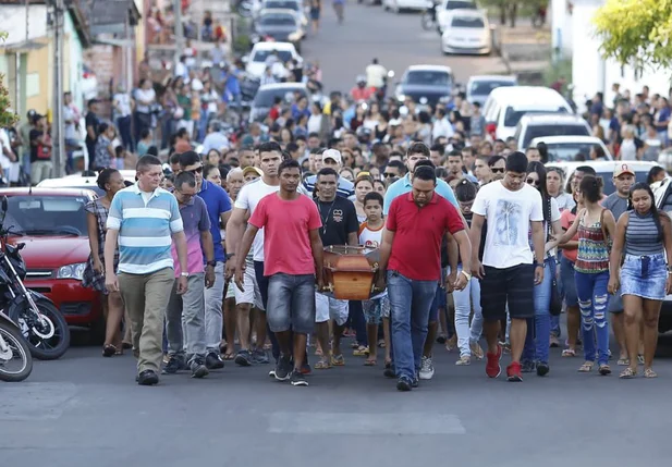Familiares e amigos acompanham cortejo do corpo de Gabriel