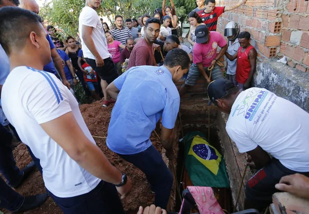 Familiares e amigos se despedem de Gabriel em cemitério
