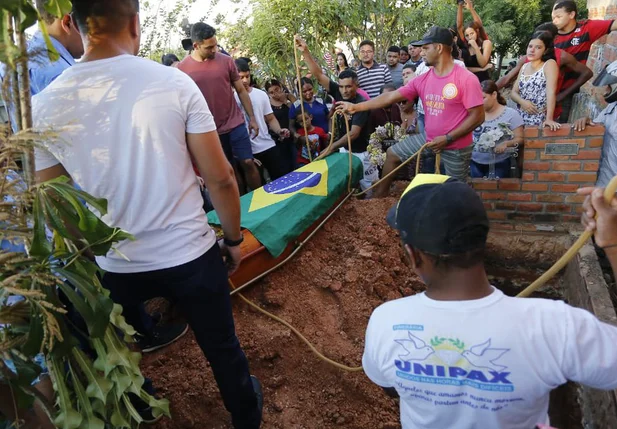 Corpo de Gabriel Brenno é enterrado no cemitério São José