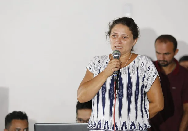 Mãe de Gabriel Brenno se despede do filho em velório