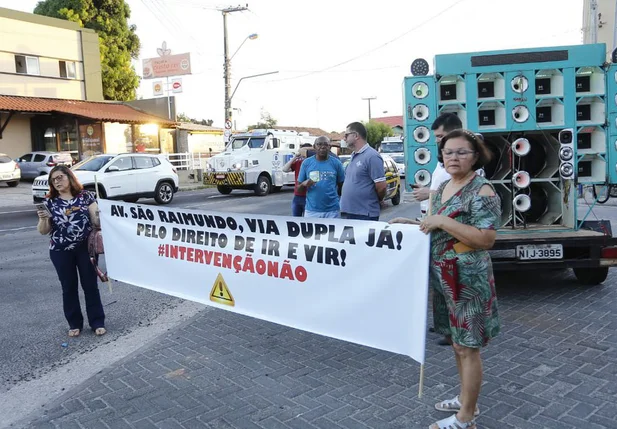 Populares protestam contra mudança na Avenida São Raimundo