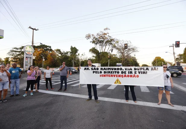 Comerciantes realizam manifestação na Avenida São Raimundo