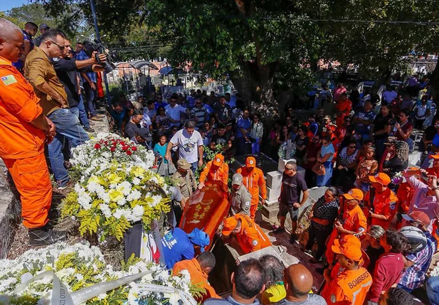 Capitão Anderson é sepultado ao som de 'Amigos para Sempre'