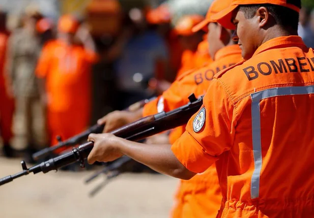 Bombeiros realizam salva de tiros em homenagem a capitão