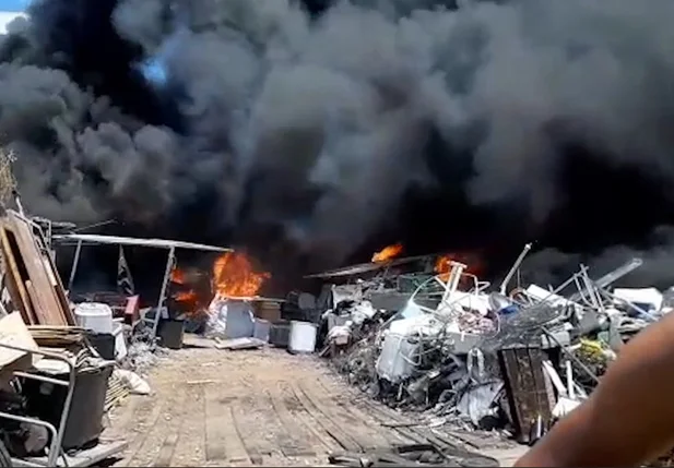Incêndio em ferro velho assusta moradores na Vila da Paz