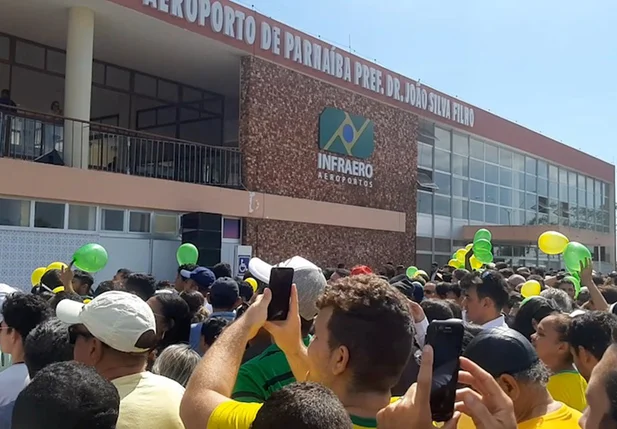 Apoiadores de Bolsonaro recepcionam presidente em Parnaíba