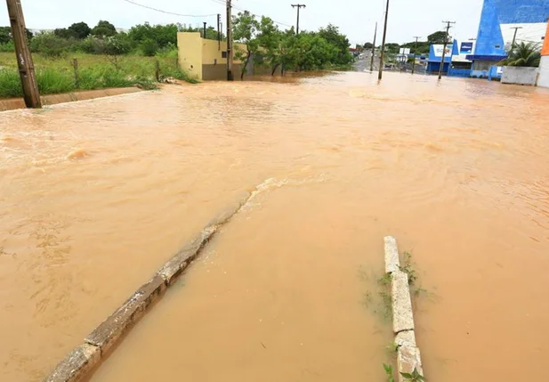 Chuva deixa pontos alagados em várias regiões de Teresina