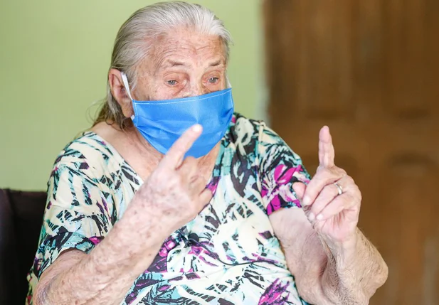 "Sofrimento foi grande", diz idosa curada da covid-19 em Teresina