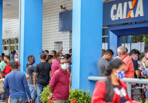 Teresinenses se aglomeram em filas para receber auxílio de R$ 600