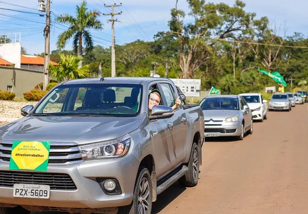 Empresários fazem carreata pela reabertura do comércio