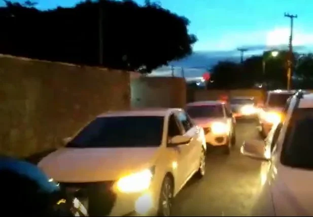 Manifestantes fazem buzinaço na frente da casa de Firmino Filho