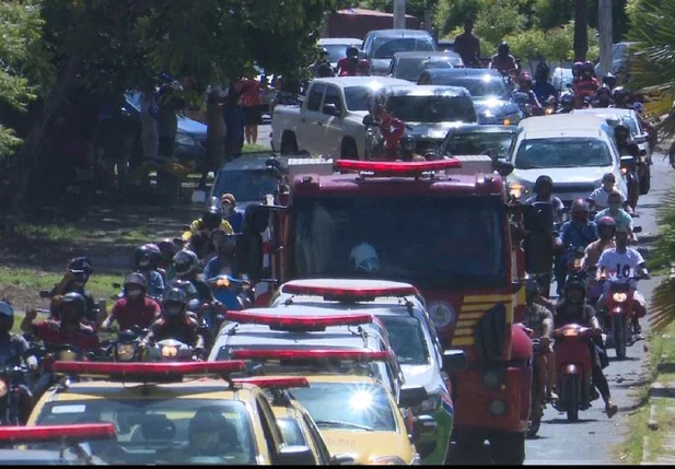 Multidão segue corpo do deputado Zé Gentil para sepultamento em Caxias