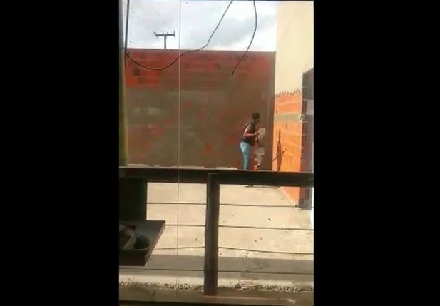 Fiscais da SDU derrubam muro de loja de conveniência