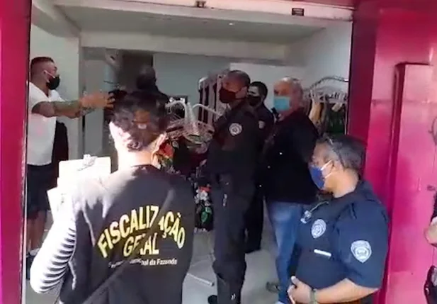 É fake news vídeo com ação da Guarda Municipal fechando loja