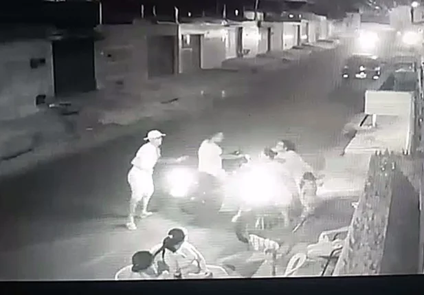 Câmera flagra bandidos roubando motocicleta no bairro Renascença