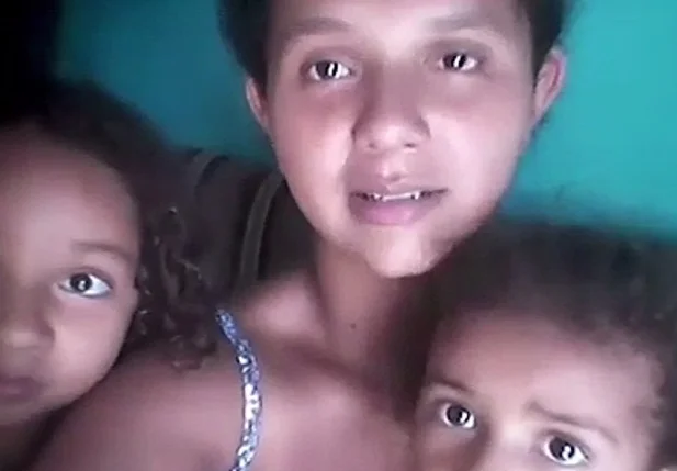 Mãe de 3 filhos pede ajuda após perder casa em incêndio em Teresina