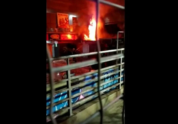 Incêndio atinge boxes do Shopping da Cidade no centro